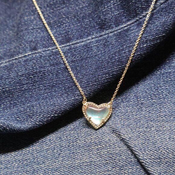 Kendra Scott Ari Heart Dichroic Glass Pendant Necklace in Gold - Picture 1 of 2